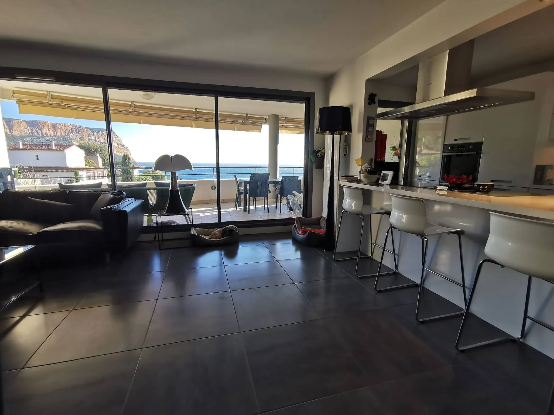 Salon carrelage  ensoleillé lumineux vue mer et cap canaille 