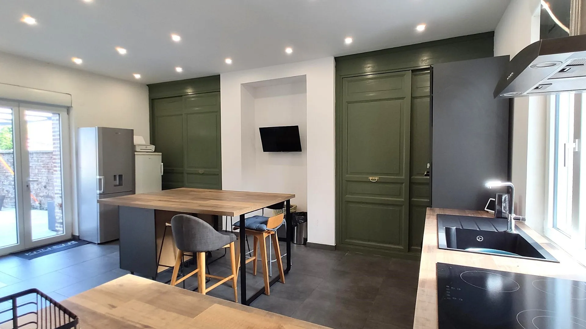 Ancien presbytère rénové 180m² avec 5 chambres, dépendances et maison annexe pour gîte, jardin clos, cachet et volumes, à proximité de Eu 76260
