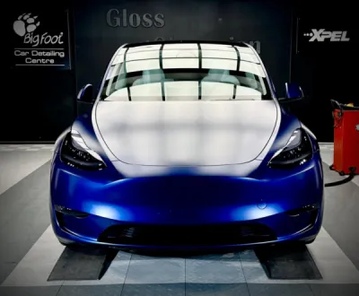 Comment protéger sa Tesla model Y neuve des impacts et agressions quotidiennes. préserver sa peinture contre le vieillissement avec un film de protection XPEL 