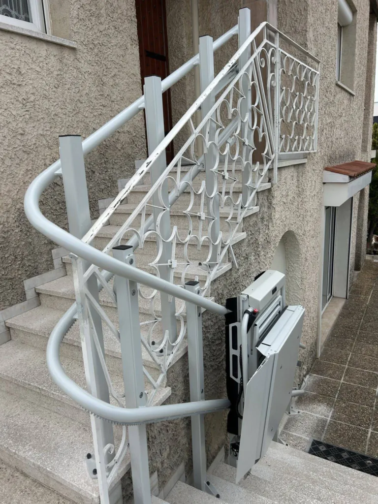 Encombrement minimum, pour cette plateforme oblique Lehner Stratos, dans un escalier extérieur près de Marseille
