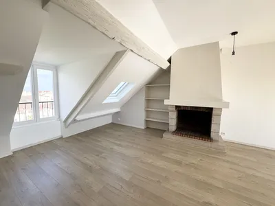 séjour agrémenté d'une cheminée Helix Immobilier 