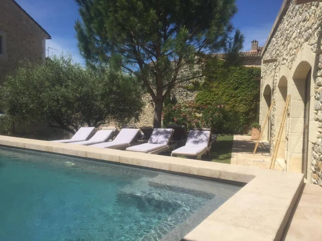 Pierre naturelle de France et Travertin pour dallage et margelle en terrasse extérieure et plage de piscine