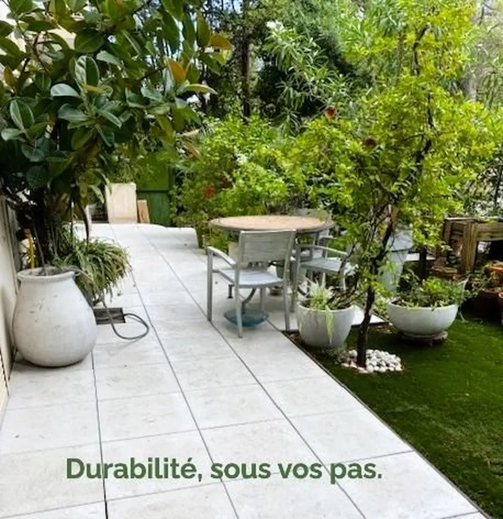 Quel type de dalle utiliser pour une terrasse extérieure 100% recyclée sans entretien en climat normand ?