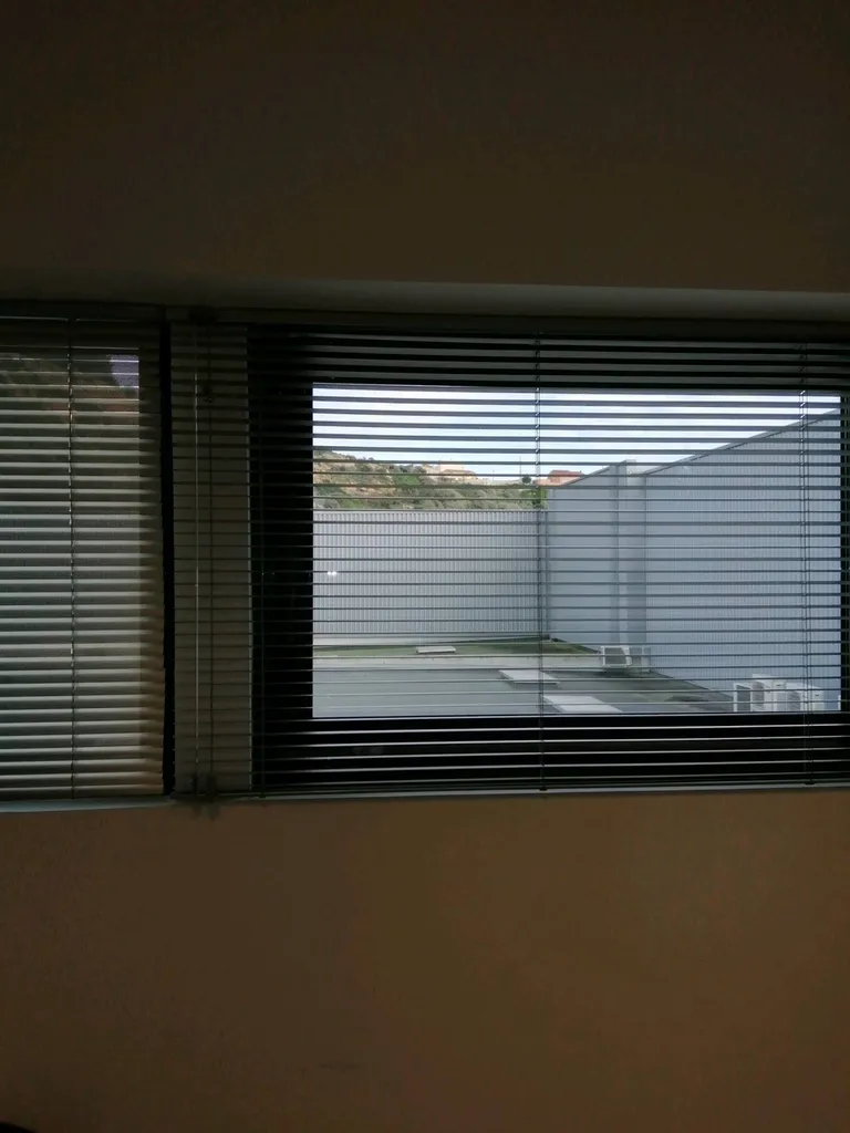 Pose de store vénitiens lamelles aluminium pour fenêtres bureaux société à Aubagne. 13.