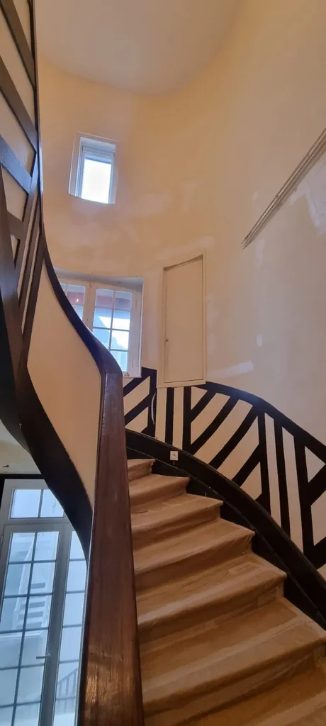 Rénovation d'une cage d'escalier en toile de verre, peinture de poutres et colombages entre TROUVILLE SUR MER et DEAUVILLE