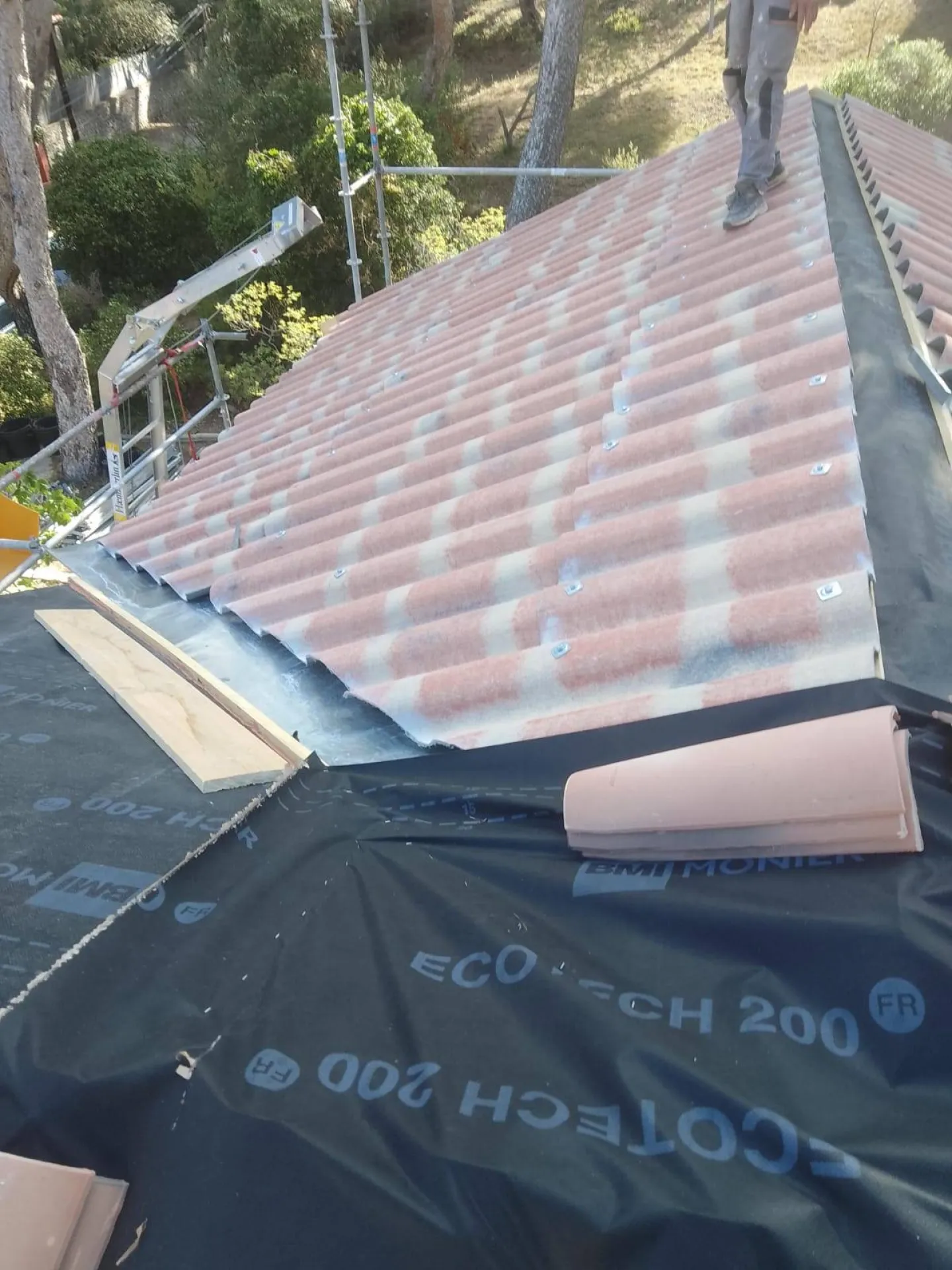 Rénovation complète d'une toiture de 120 m² à Hyères clé en main entre 70 000 et 75 000 € avec installation de tuiles plates