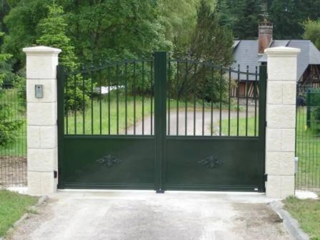 Installation de portail Aluminium esthétique pour propriété normande 