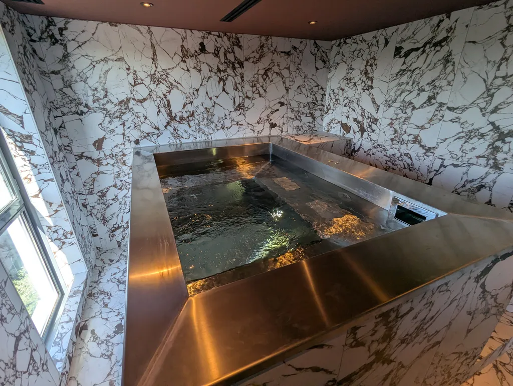 Fabrication in situ d'un spa inox pour un hôtel de luxe à Lyon en région Auvergne Rhône Alpes.