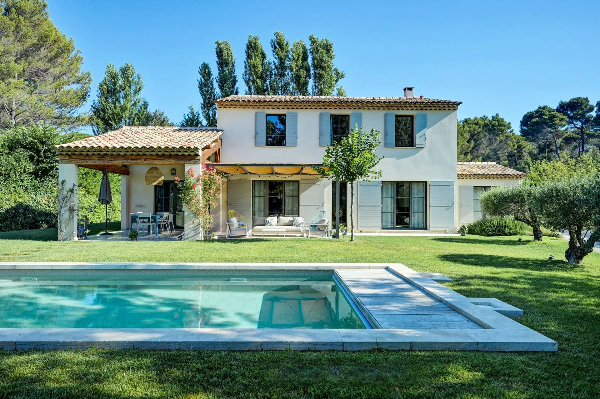 Construction d'une superbe maison individuelle au charme intemporel à Saint-Marc-Jaumegarde, située dans la pittoresque région du Sud de la France