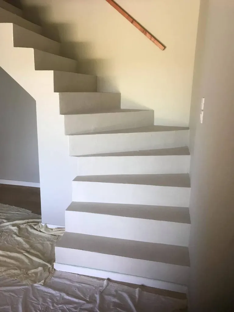 Pendant la réalisation en béton ciré TERRE DU MONDE, 