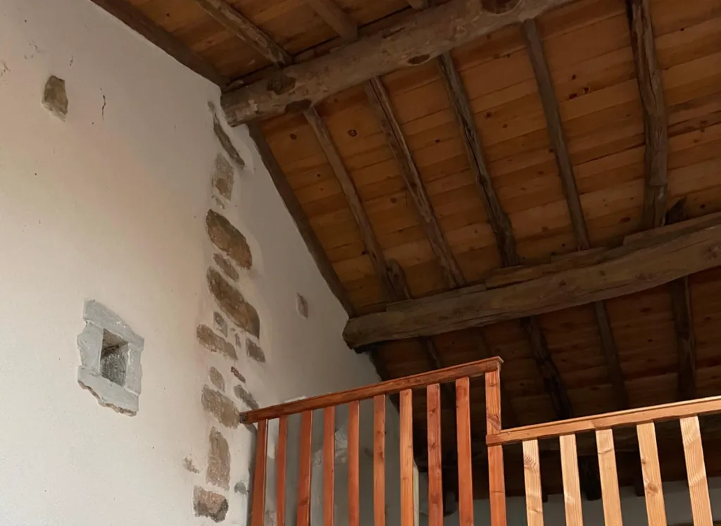 Combles avant travaux sans isolation thermique, responsables de fortes déperditions de chaleur dans une maison à Beaujeu (Rhône 69)