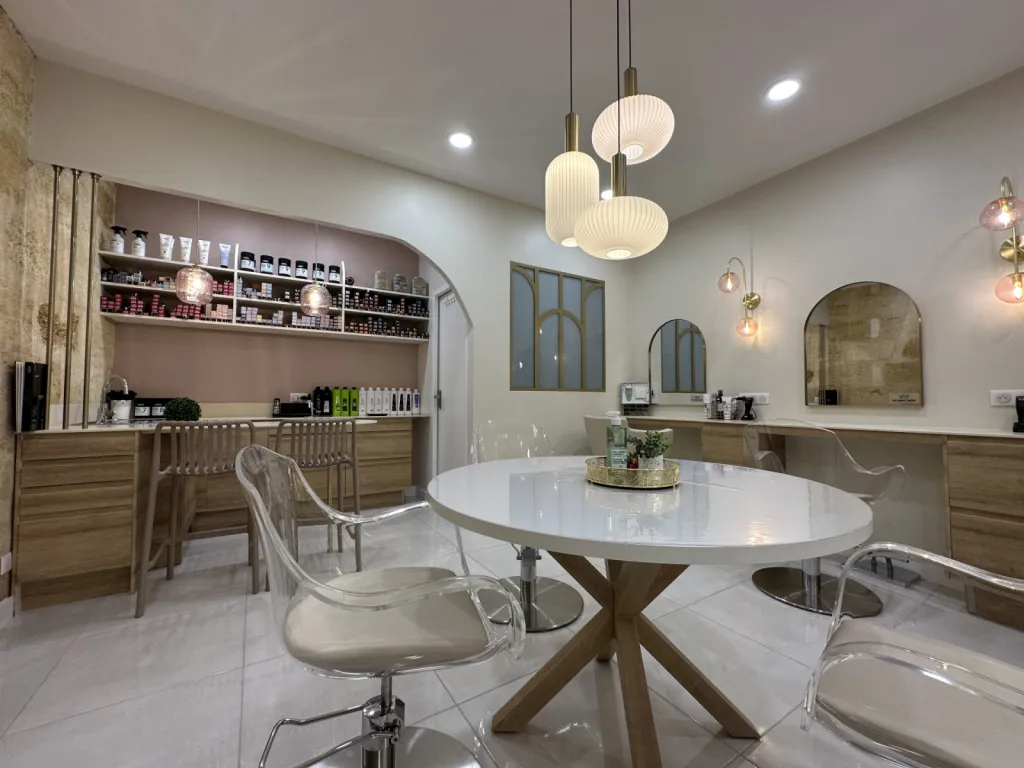 Création d’un salon de coiffure à Bordeaux – Agencement professionnel sur-mesure pour activité artisanale locale par l'Atelier D., architecte d'intérieur à Bordeaux 