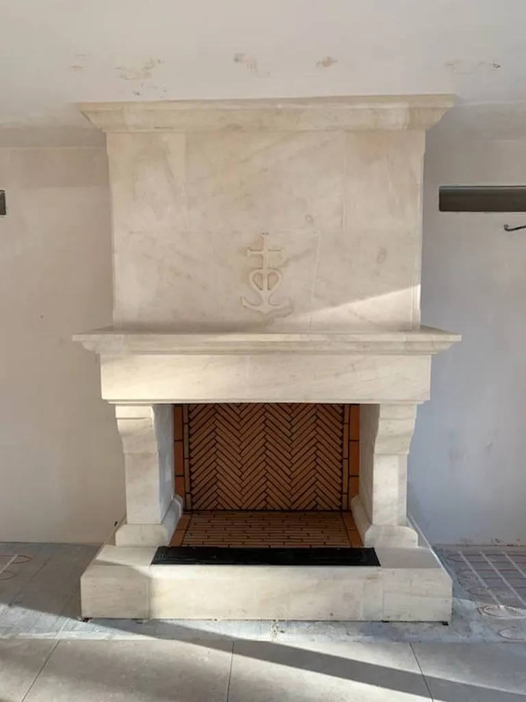 Cheminée en Pierre d'Estaillade et briques réfractaires à Fontvieille