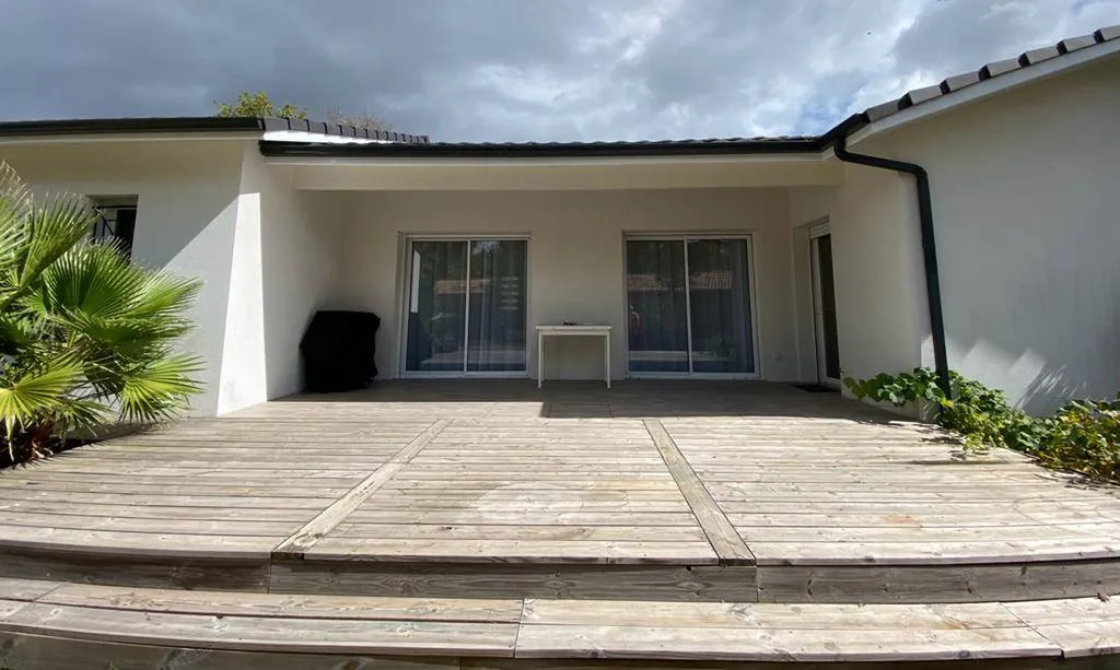 Installation d'un store banne sur St Jean d'Illac avec motorisation intégrée 