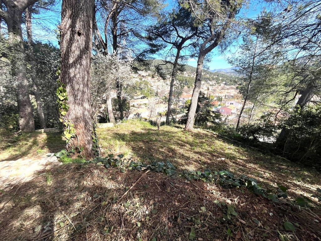 Villa à rénover sur deux niveaux Carnoux en Provence 6 chambres et grand garage