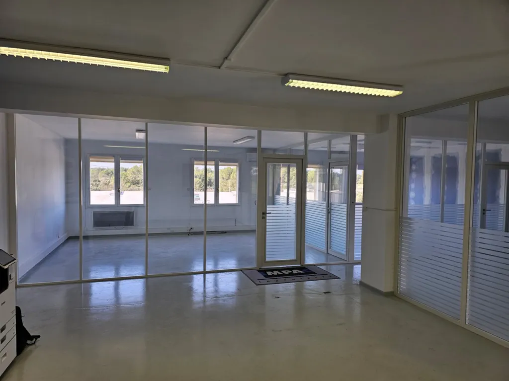 Pose et installation de cloison de bureau à Grans pour agrandissements