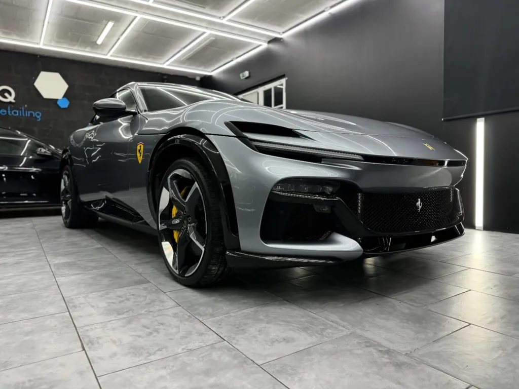 Polissage et traitement céramique Gtechniq Crystal Serum Ultra sur Ferrari Purosangue grise à Nice