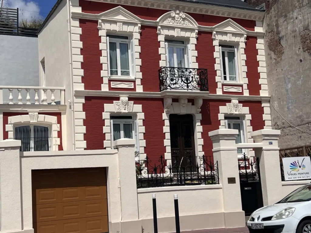 Ravalement de façade d’une maison de ville avec moulures et briques en centre ville du Havre