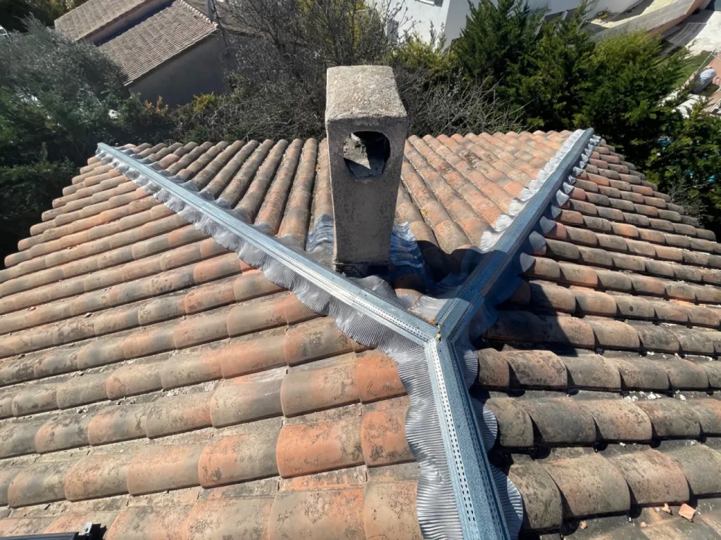 Rénovation d’une toiture de maison sur le Faîtage et le nettoyage de tuile sur Istres 13800 près de Martigues.