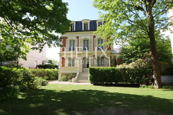 Magnifique maison Napoléon III 7 pièces de 214 M² à Le Vésinet Centre
