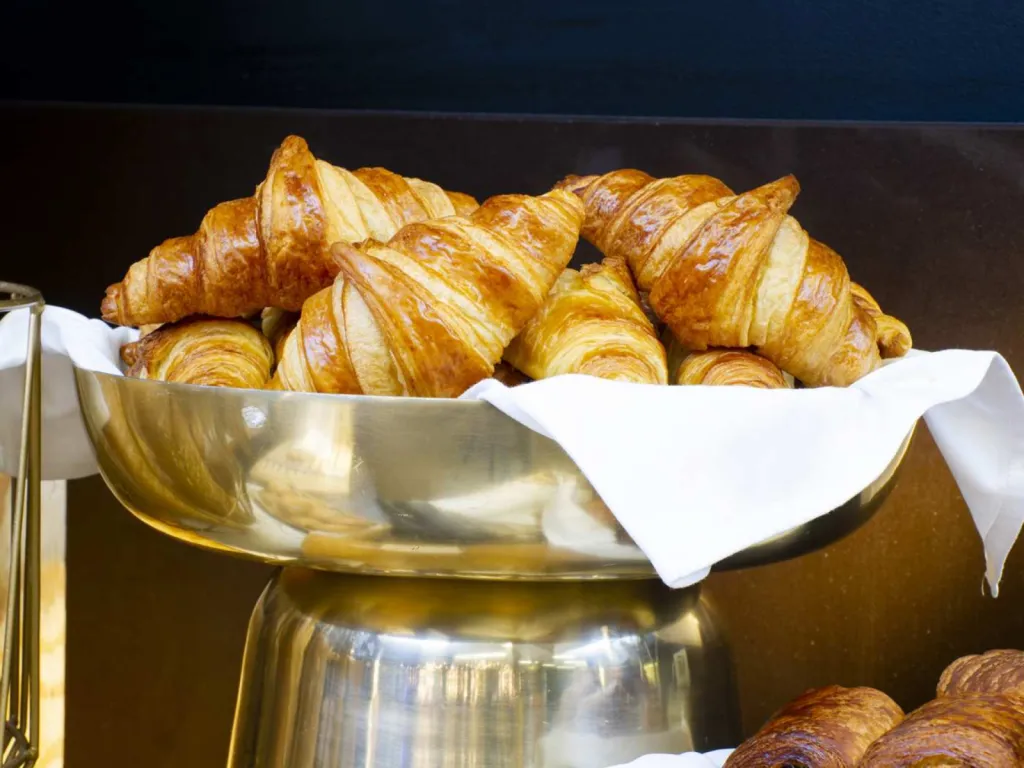 Reportage photographique petit déjeuner buffet Novotel pôle viennoiserie
