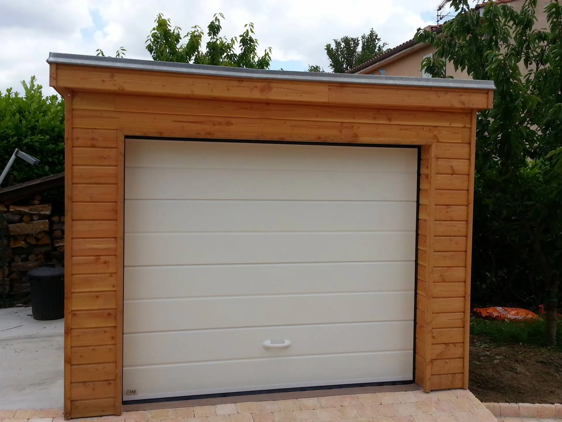 Installation d'une porte de garage sectionnelle en alu à balma