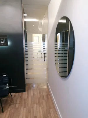 Bandes dépolies sur portes clarites. Toulon 83.