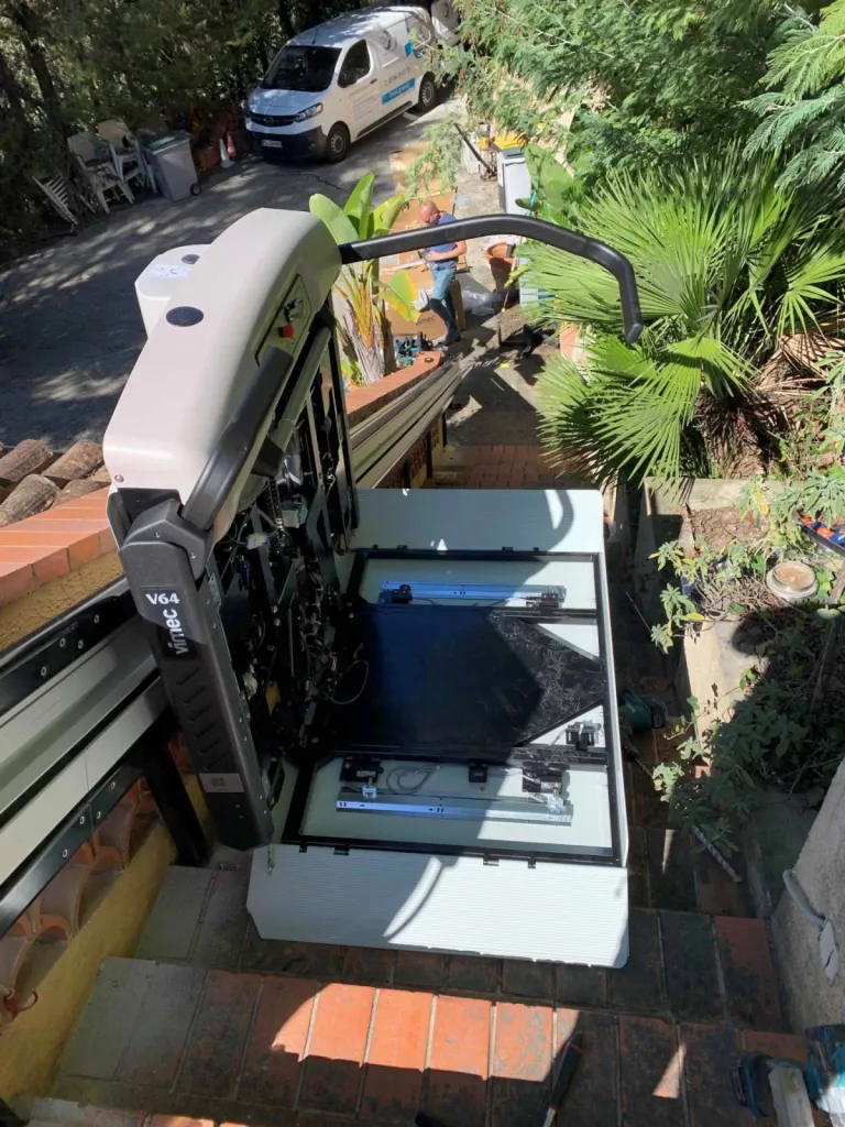 Installation d’une plateforme oblique VIMEC V64 sur un escalier droit : accessibilité et intégration parfaite dans un environnement paysager Installation d’une plateforme oblique VIMEC V64 sur un escalier droit : accessibilité et intégration parfaite dans un environnement paysager