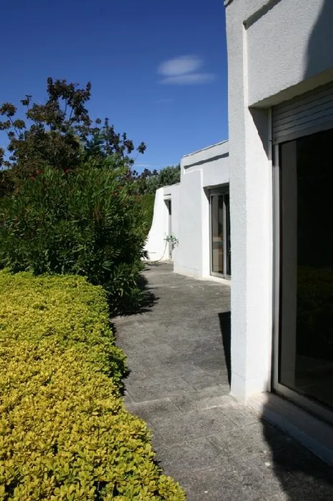 Proche Avignon, maison contemporaine avec piscine et tennis