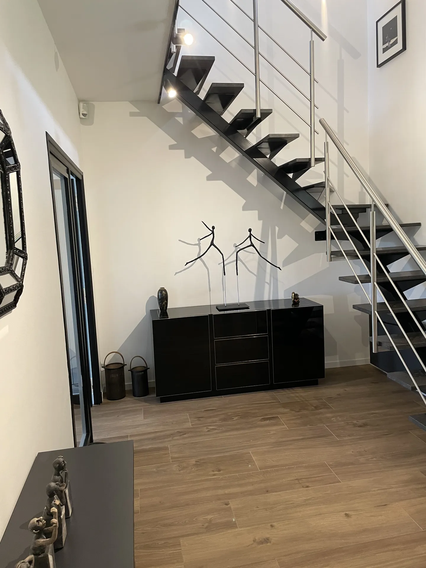 Remplacement d’un ancien escalier bois par un escalier quart-tournant moderne en métal et ardoise pour apporter légèreté et modernité à l’intérieur.