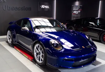 Véhicule Neuf venu de la concession Porsche à Lorient préparé par des spécialiste de la pose de film de protection XPEL anti gravillons 