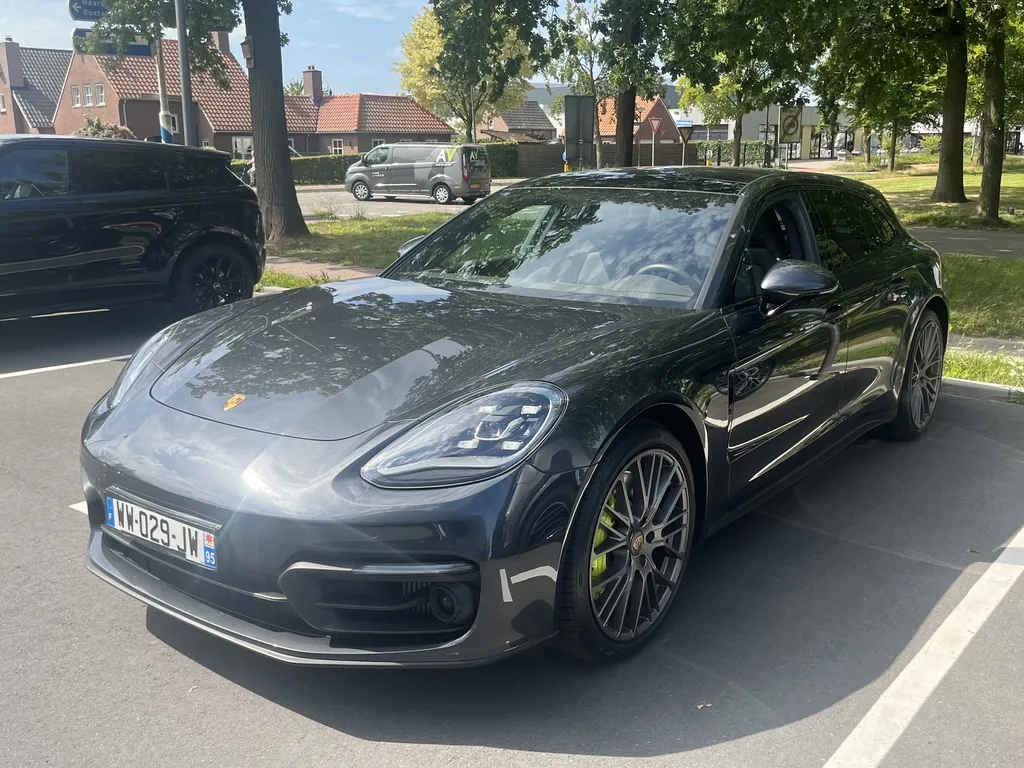 Porsche Panamera 4S E-Hybrid d’origine Allemagne importée par Asphalte Diffusion à Bordeaux