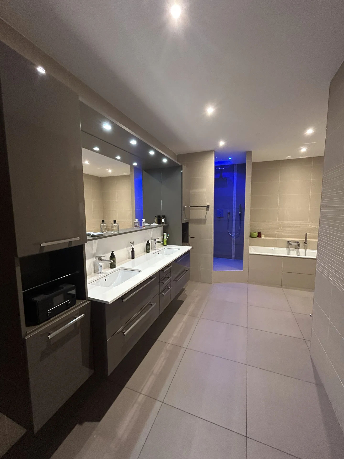 Vue globale de la salle de bain rénovée dans une maison à Saint-Germain-au-Mont-d'Or près de Lyon (Rhône 69)