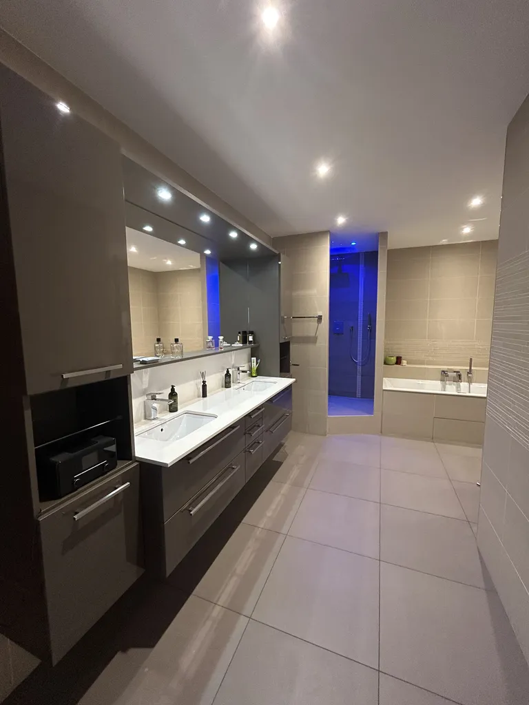 Vue globale de la salle de bain rénovée dans une maison à Saint-Germain-au-Mont-d'Or près de Lyon (Rhône 69)