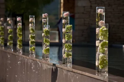 Mariage sur le thème de la Rose pour une réception de luxe dans le Lubéron en Provence près d'Apt