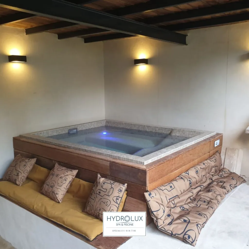 Spa mosaïque sur mesure 5 places installé à Uzès