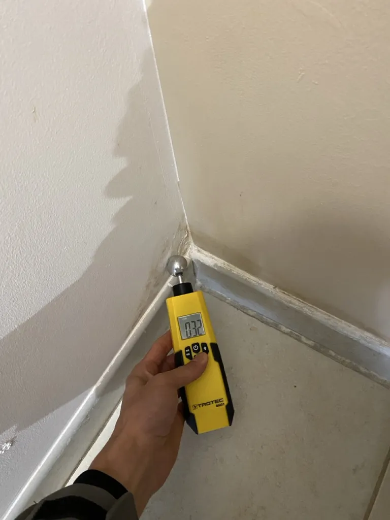 Intervention d'un technicien spécialisé en recherche de fuite d'eau non destructive à Tours en Indre-et-Loire suite à un dégât des eaux