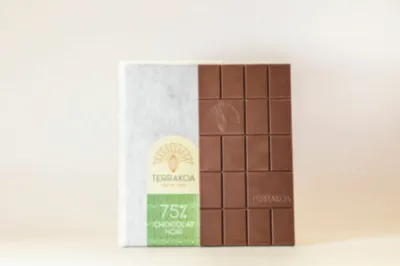 La pureté du chocolat noir en carrés à déguster