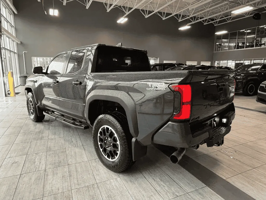 Toyota Tacoma TRD Off Road Premium 2026 vue arrière trois quarts avec différentiel arrière verrouillable