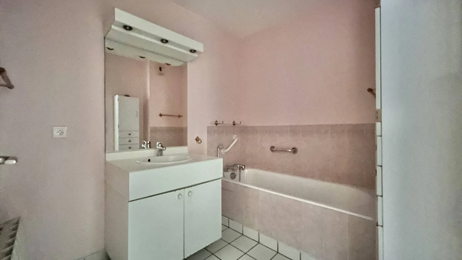 Appartement de type T3 de 74.4m² Carrez, avec balcon et ascenseur et garage, en centre-ville de Dieppe.