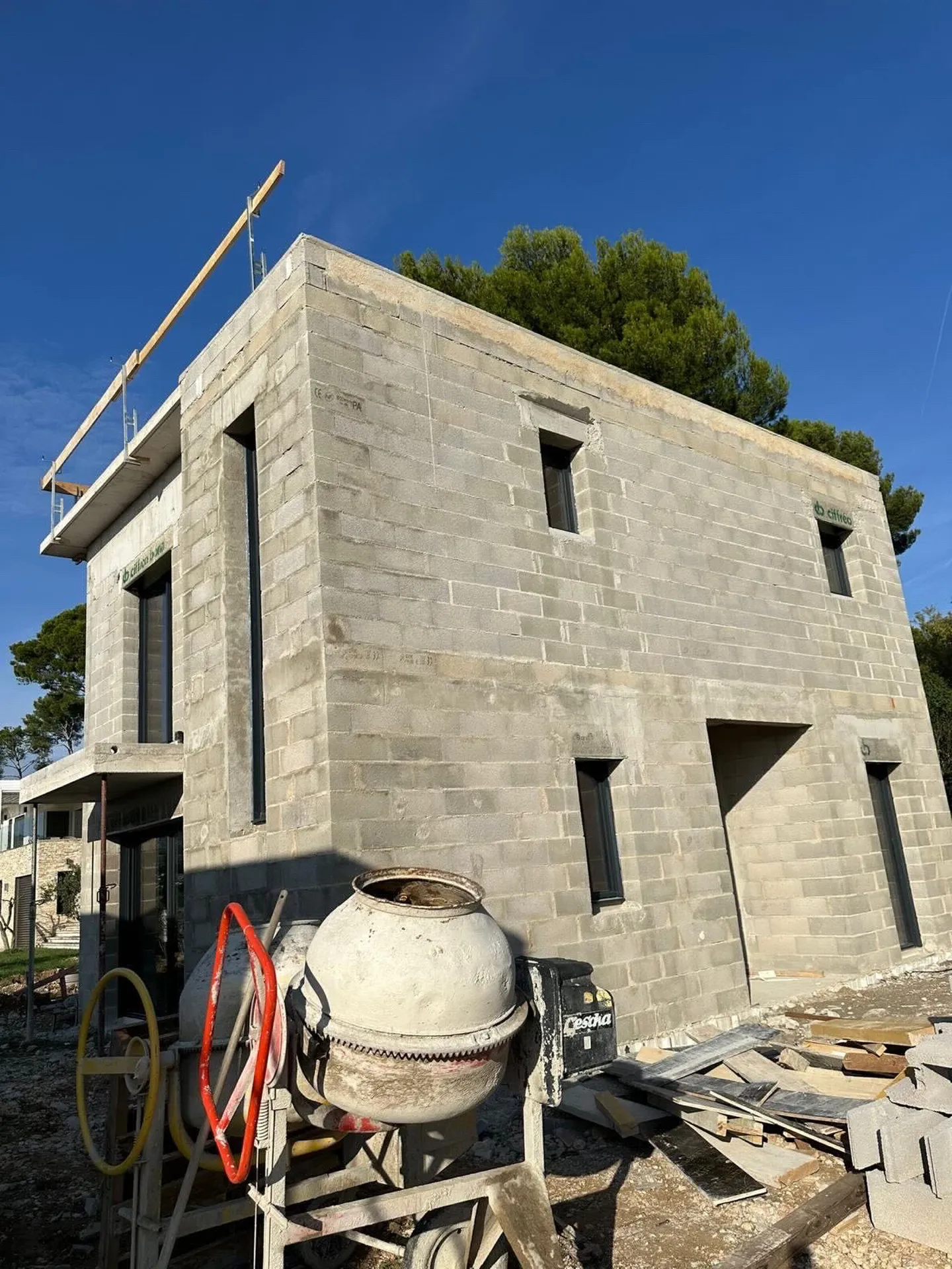 Construction d’une maison neuve sur Aix-en-Provence avec des menuiseries ALU Gris Anthracite 