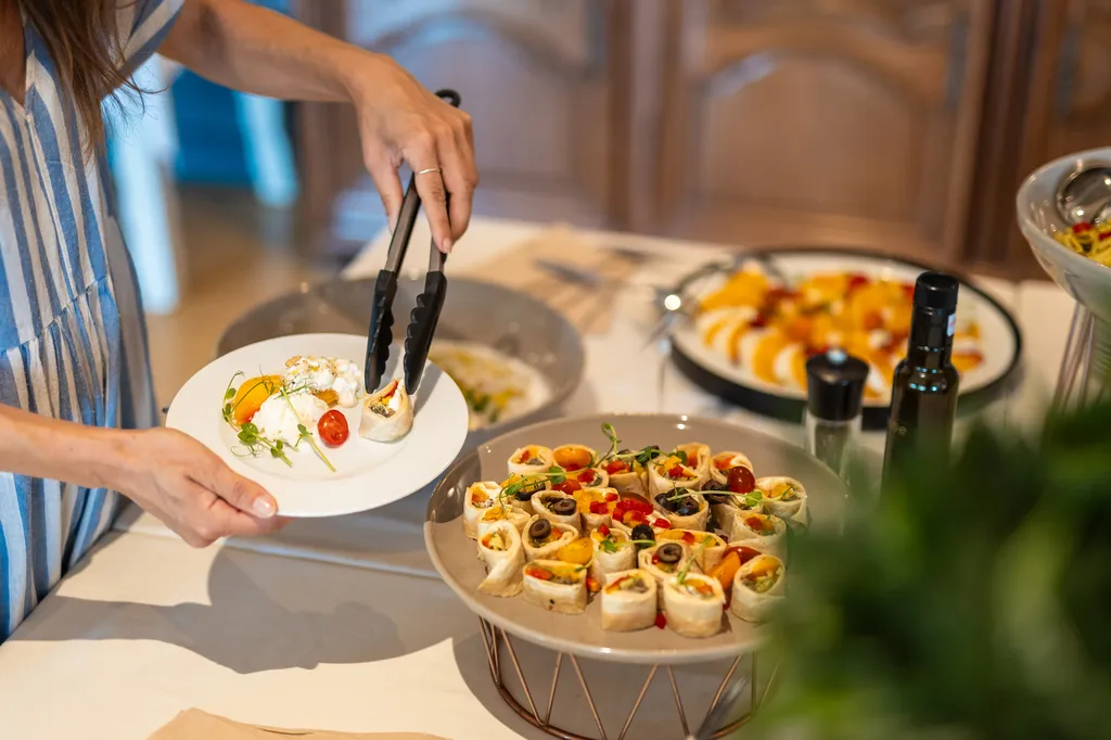 Brunch maison convivial et familial à Bormes-les-Mimosas proche plage avec produits frais et accueil vélo HDLP