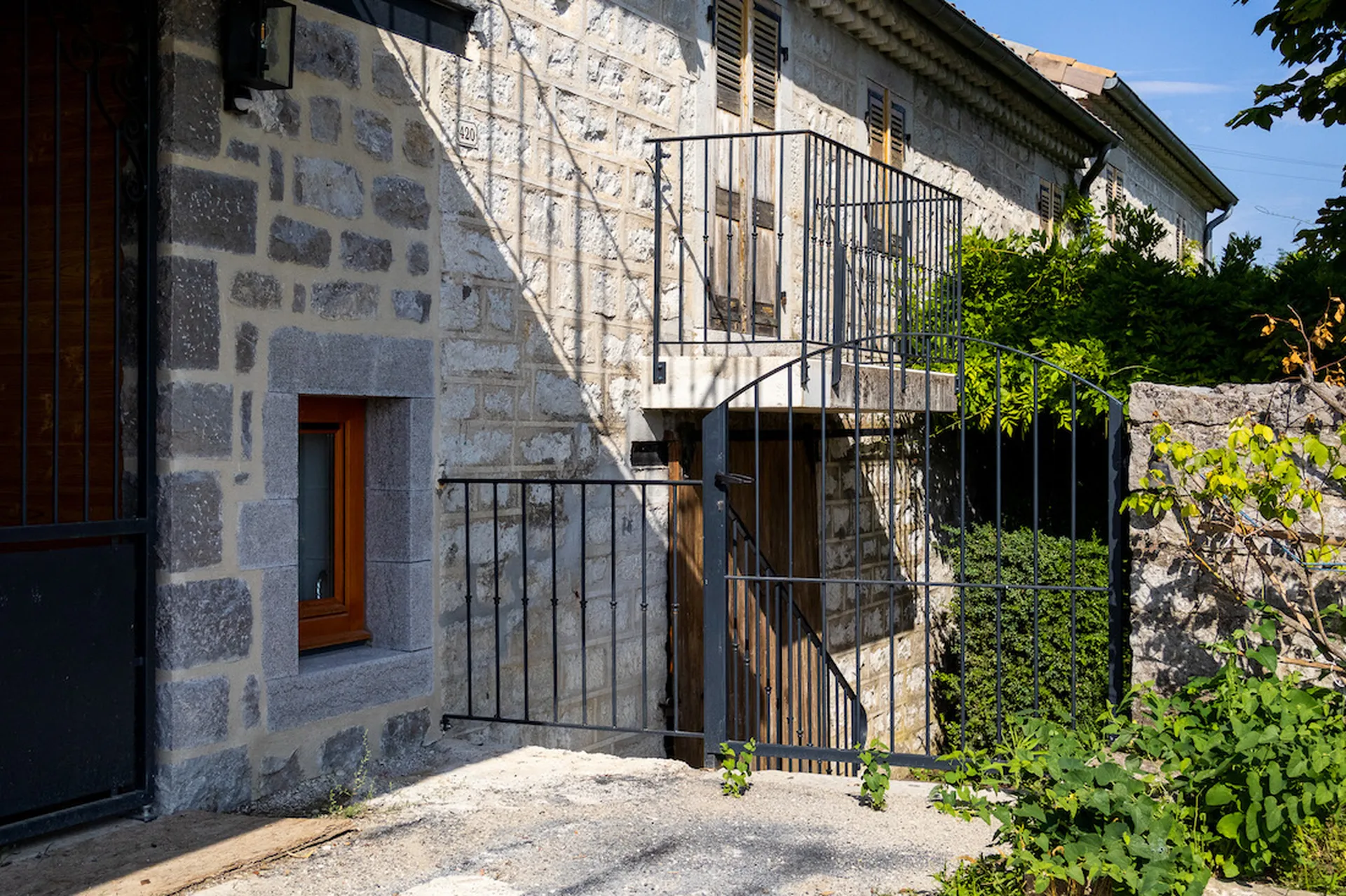 Portillon et garde-corp en fer pour sécuriser et embellir cette magnifique demeure ardéchoise de caractère.