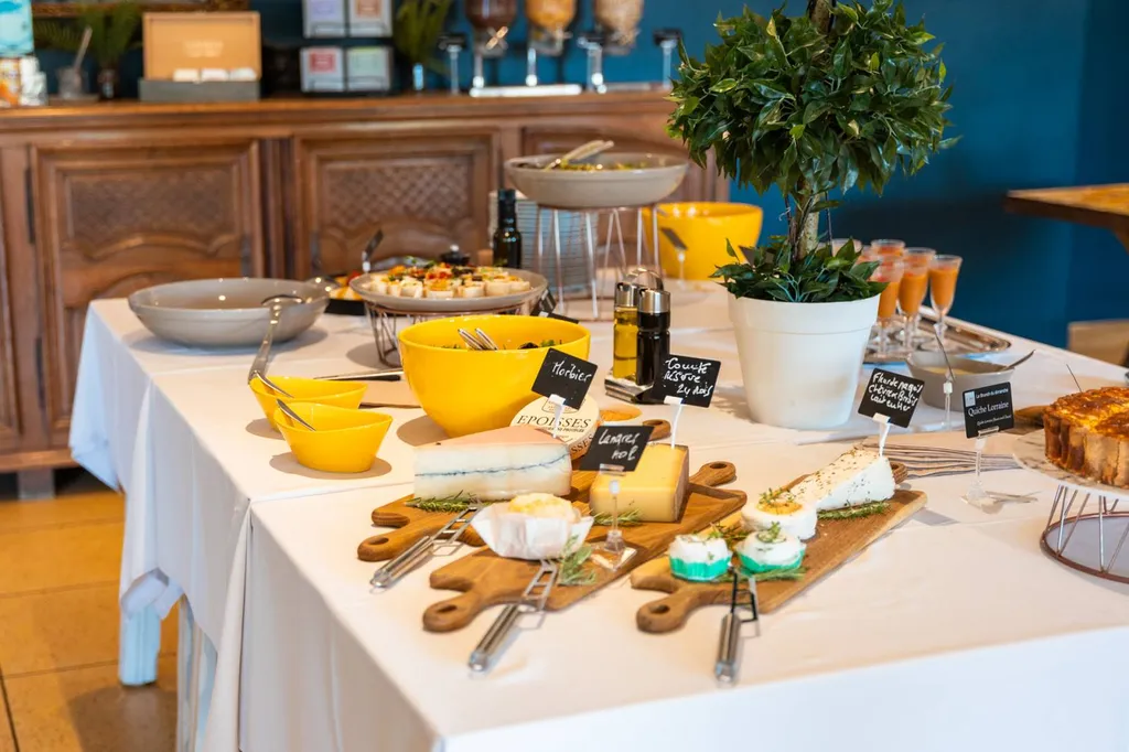 Le brunch de L'HDLP, un moment unique de gourmandise à l'Hôtel de la Plage de Bormes Les Mimosas.