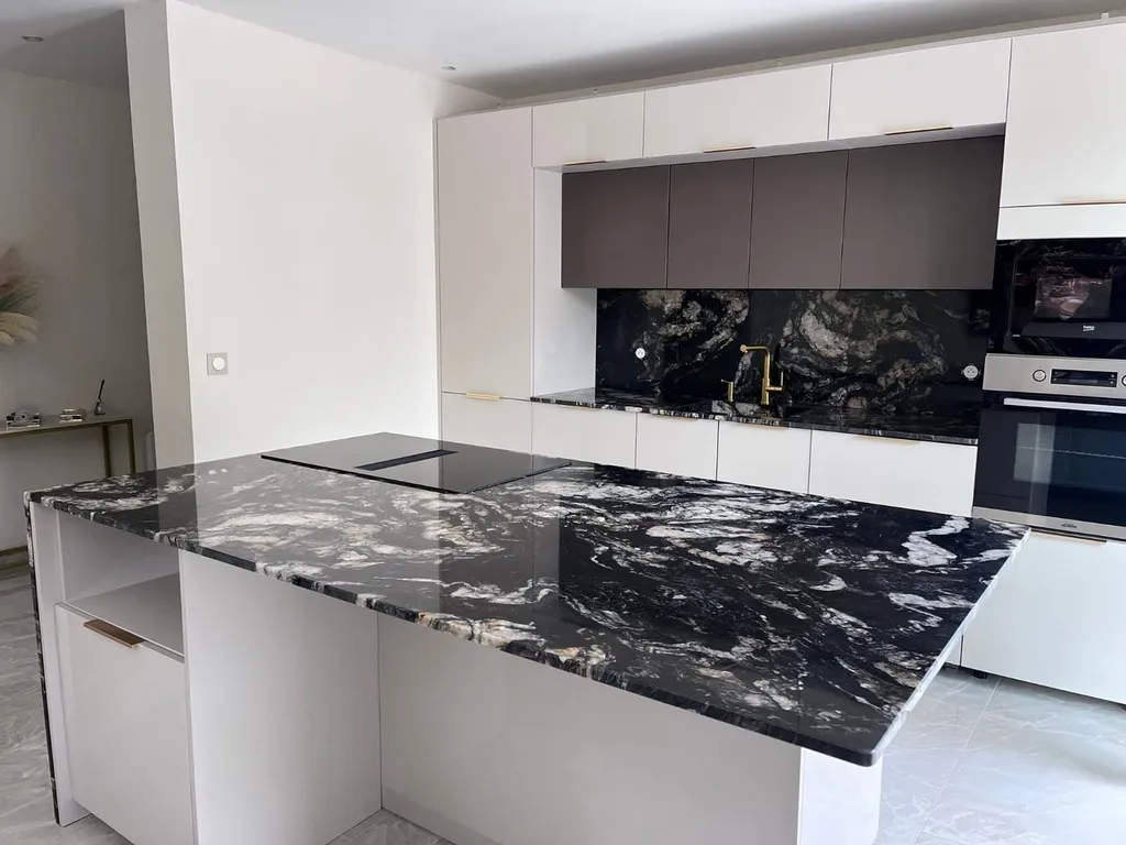 Réalisation et pose de plan de travail en quartzite African fusion