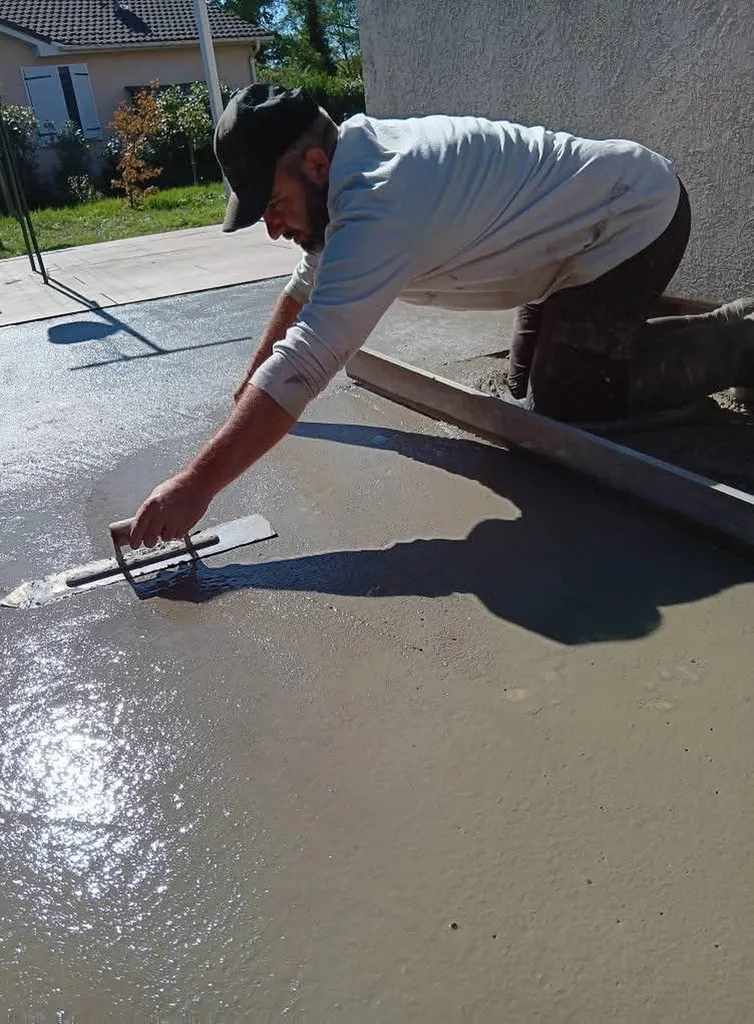 Réalisation d'une dalle béton pour création de terrasse de 20m² autour d'une maison à Renaison proche de Roanne