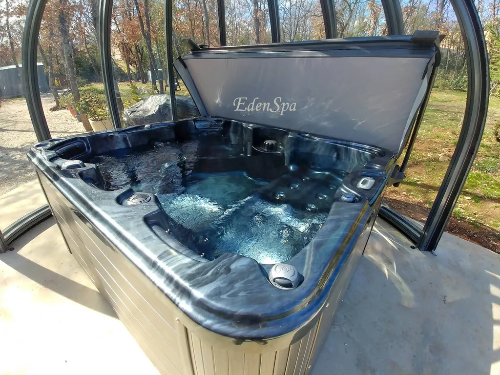 spa 5 places sous dome saint maximin