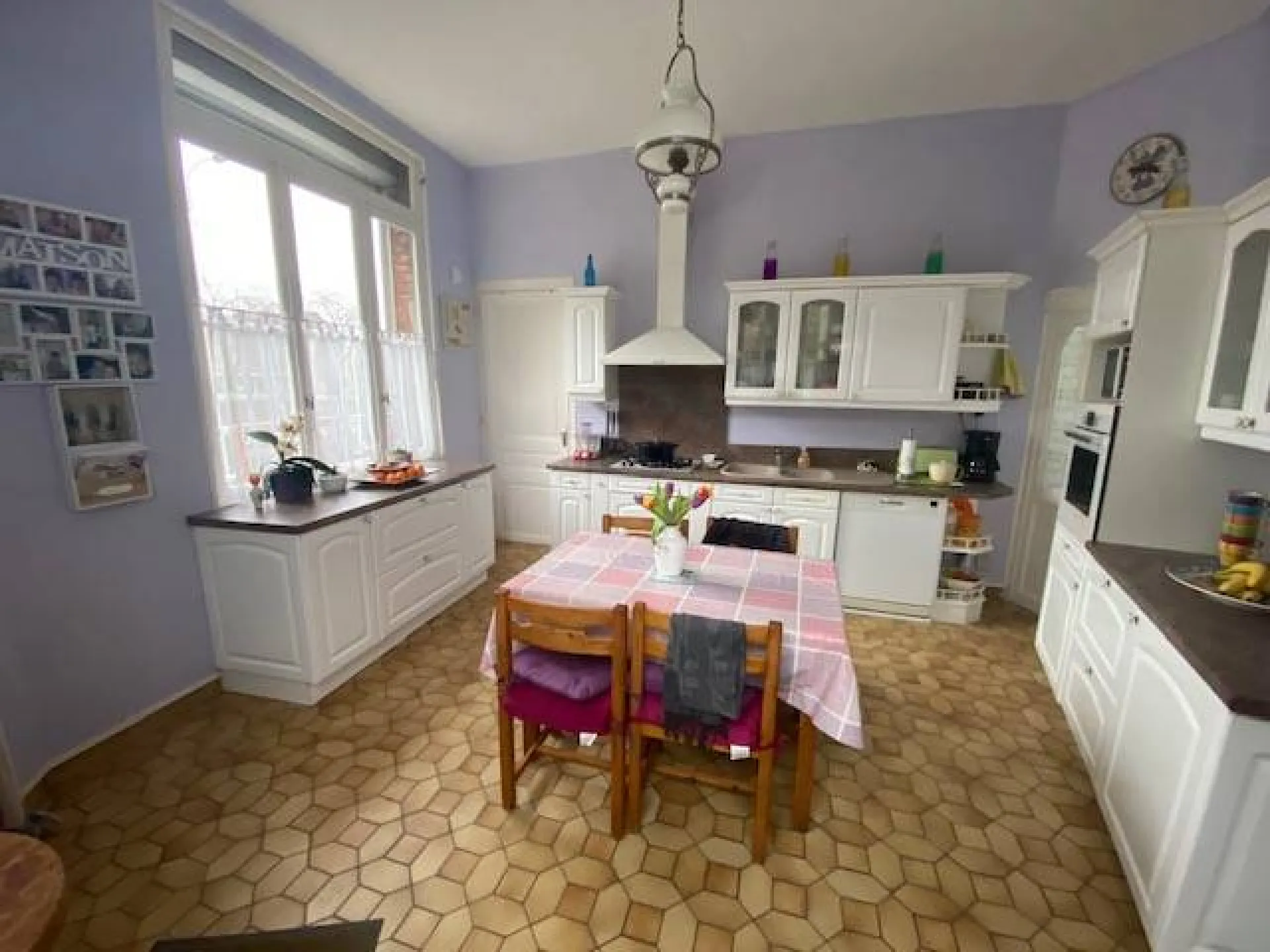 une cuisine aménagée et équipée