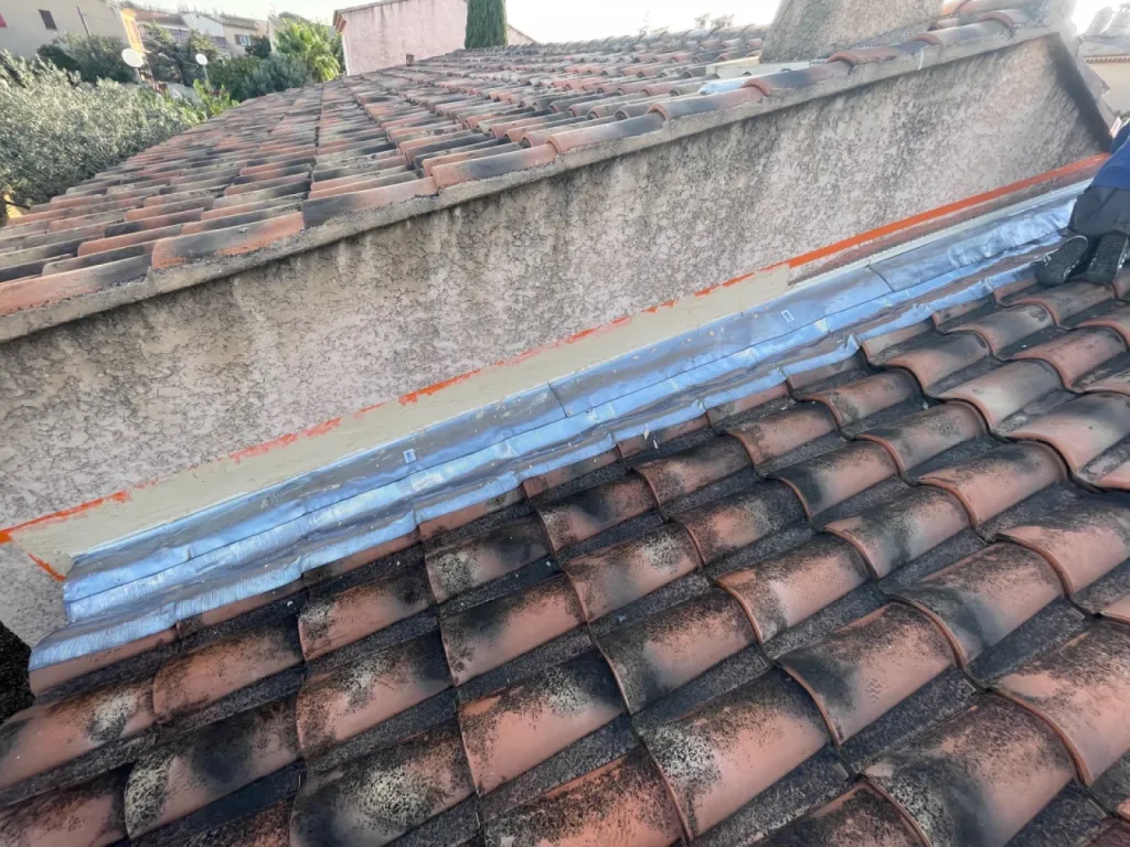 Nouveau changement de Solin en Plom d’une toiture de maison sur Marignane près de Martigues