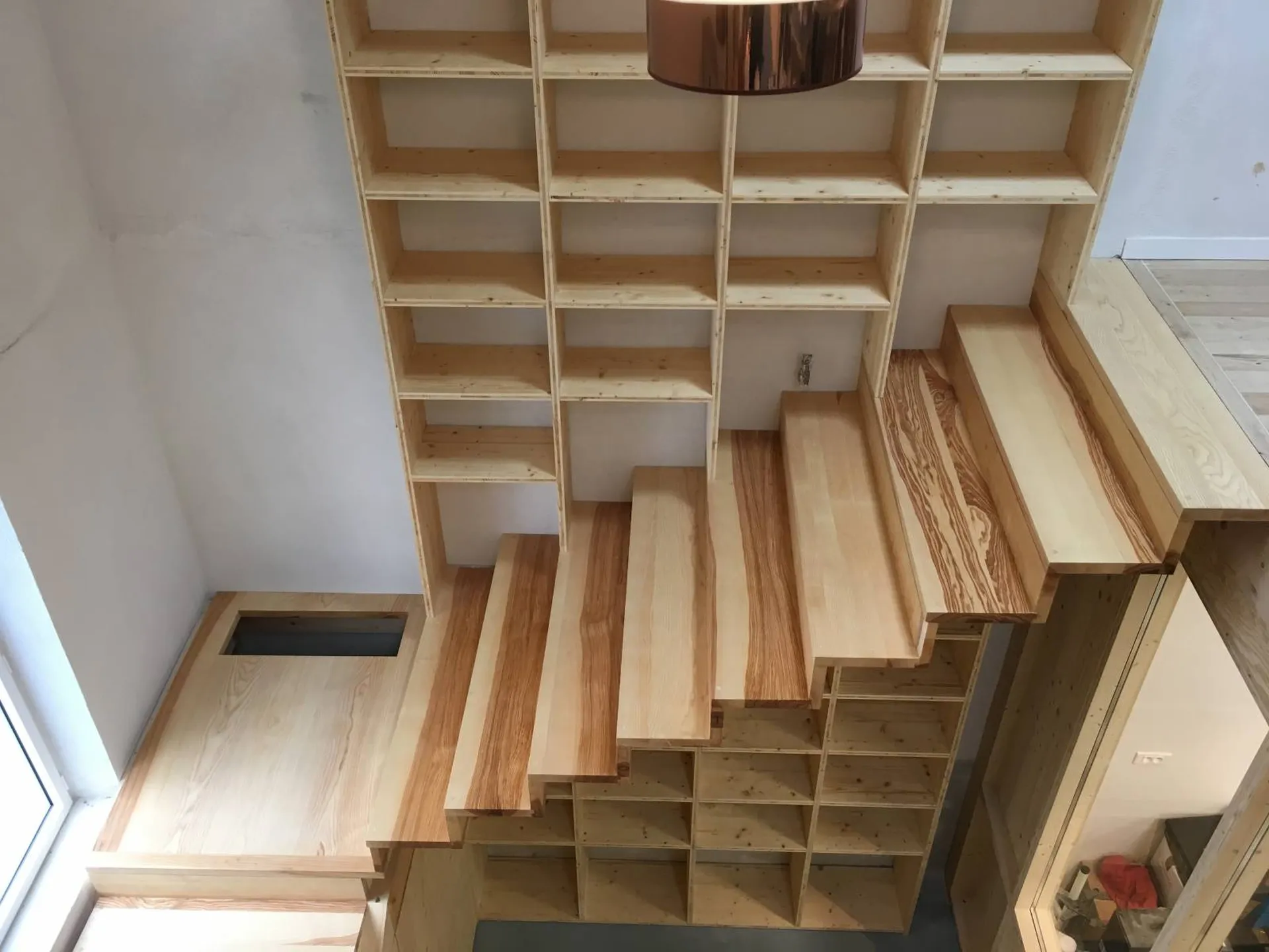 Etude, conception et réalisation d'un escalier 1/4 tournant avec aménagements ouverts et fermés sous escalier, à Bordeaux Centre